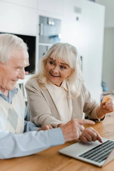 Sorprendido Pareja Ancianos Compras Línea Con Tarjeta Crédito Portátil Casa — Foto de Stock