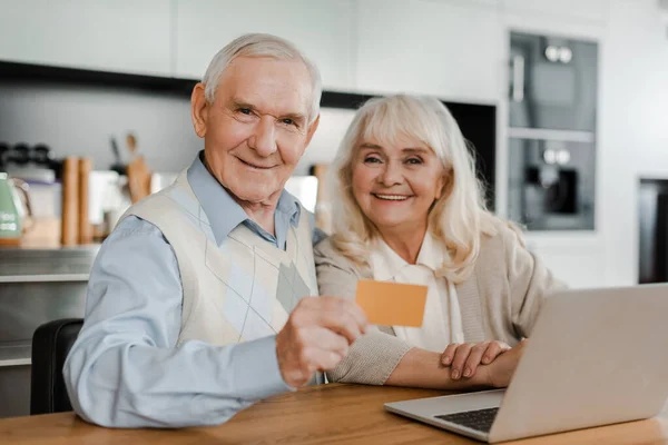 Ευτυχισμένο Ζευγάρι Ηλικιωμένων Ψώνια Απευθείας Σύνδεση Πιστωτική Κάρτα Και Φορητό — Φωτογραφία Αρχείου
