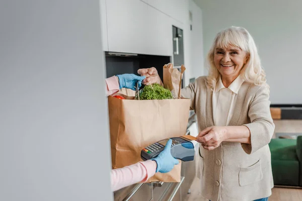 Gelukkige Oudere Vrouw Die Voedsel Bezorgt Betaalt Met Creditcard Terminal — Stockfoto