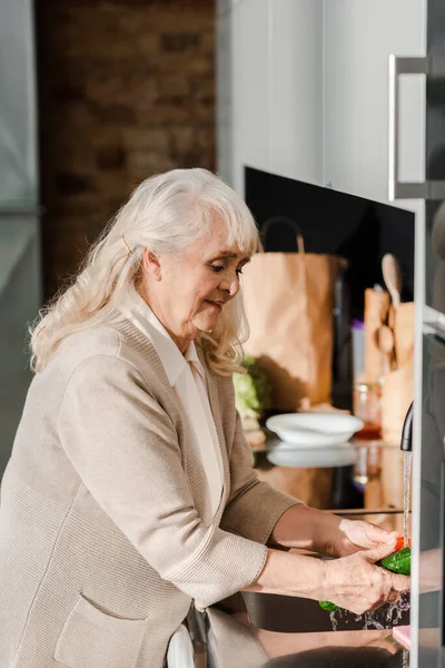 Donna Anziana Sorridente Che Lava Verdure Cucina — Foto Stock