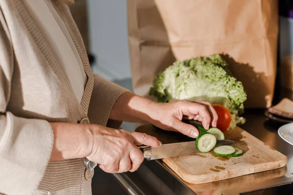 Cropped View Elderly Woman Cutting Vegetables Board — Stock Photo, Image