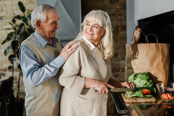 Sonriendo Pareja Ancianos Cocinar Juntos Cocina Durante Auto Aislamiento —  Fotos de Stock