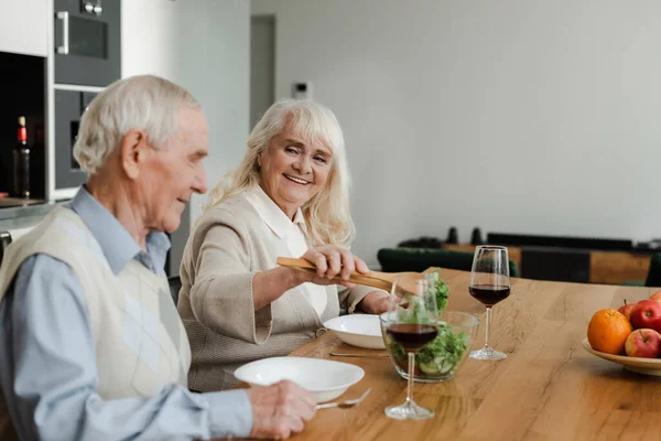 Sonriente Pareja Ancianos Cenando Con Vino Ensalada Casa Auto Aislamiento — Foto de Stock