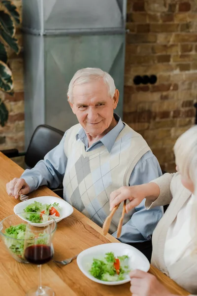 Pareja Ancianos Positivos Cenando Con Vino Tinto Ensalada Casa Cuarentena —  Fotos de Stock