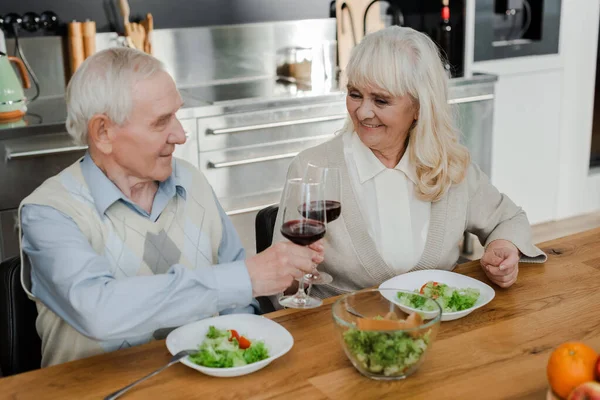 Щасливий Старший Чоловік Дружина Вечеряють Вином Салатом Вдома Самоізоляції — стокове фото