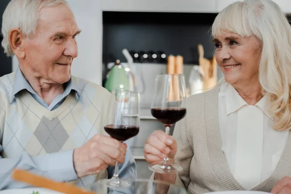 Ηλικιωμένο Ζευγάρι Πίνοντας Κόκκινο Κρασί Στο Σπίτι Αυτο Απομόνωση — Φωτογραφία Αρχείου