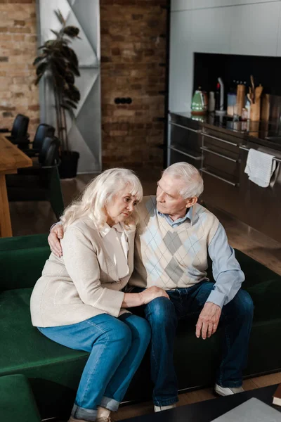 Triste Anciano Esposa Marido Abrazando Sentado Casa Cuarentena — Foto de Stock