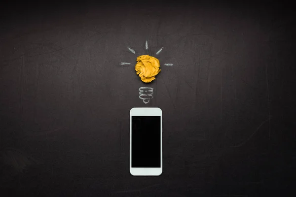Smartphone und Glühbirnen-Symbol — Stockfoto