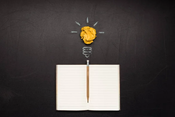 Símbolo da lâmpada e notebook — Fotografia de Stock
