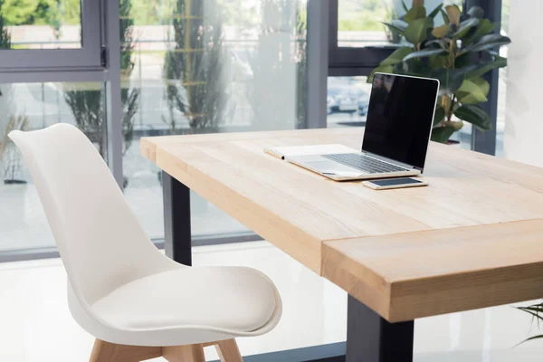 Dispositivi digitali sul posto di lavoro — Foto stock