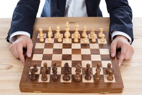 Geschäftsmann spielt Schach — Stockfoto