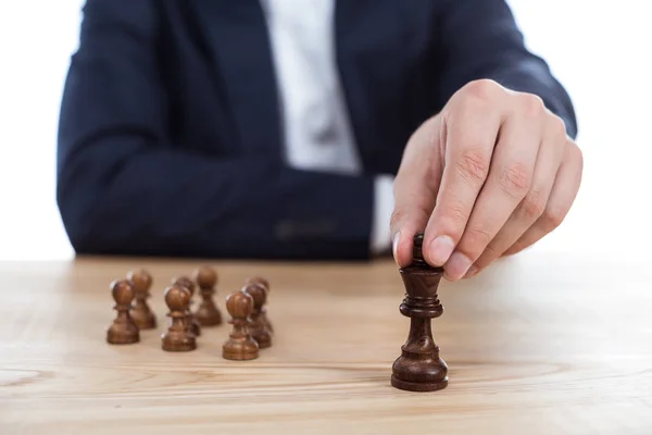 Empresario jugando ajedrez - foto de stock