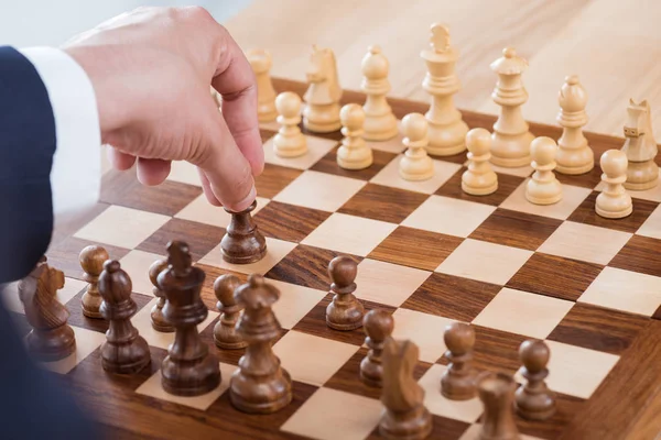 Geschäftsmann spielt Schach — Stockfoto