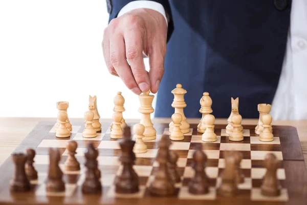 Бизнесмен играет в шахматы — стоковое фото
