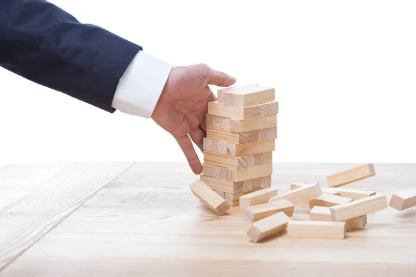 Geschäftsmann spielt Blöcke Holz Spiel — Stockfoto