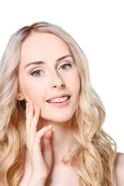 Mujer con frenillos sonriendo - foto de stock