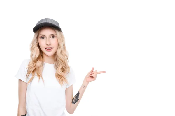 Mujer joven señalando a un lado - foto de stock