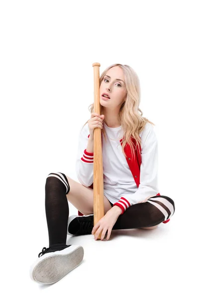 Femme assise et tenant une batte de baseball — Photo de stock