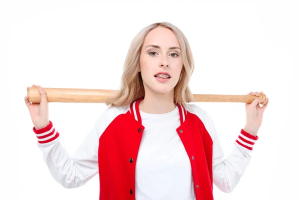 Mujer sosteniendo bate de béisbol detrás de hombros - foto de stock