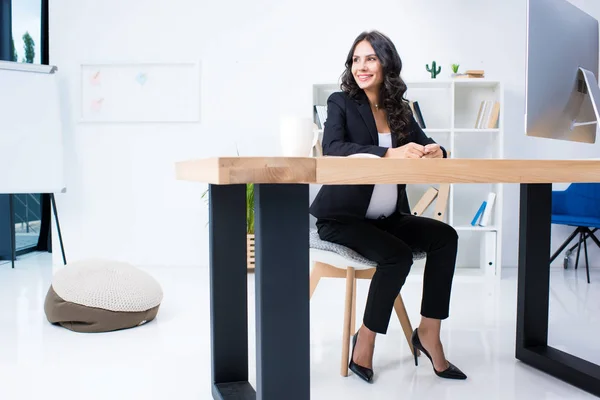 Вагітна бізнес-леді сидить на робочому місці — стокове фото