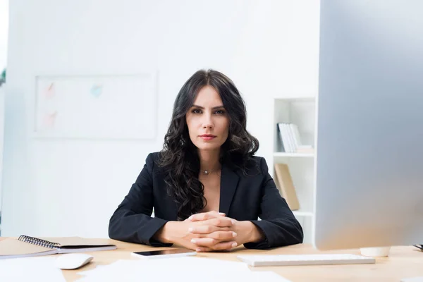 Empresária sentada no local de trabalho — Fotografia de Stock