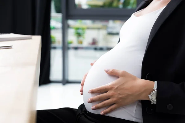Pregnant businesswoman — Stock Photo
