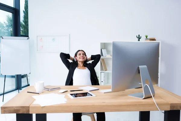 Schwangere Geschäftsfrau entspannt sich und hört Musik — Stockfoto