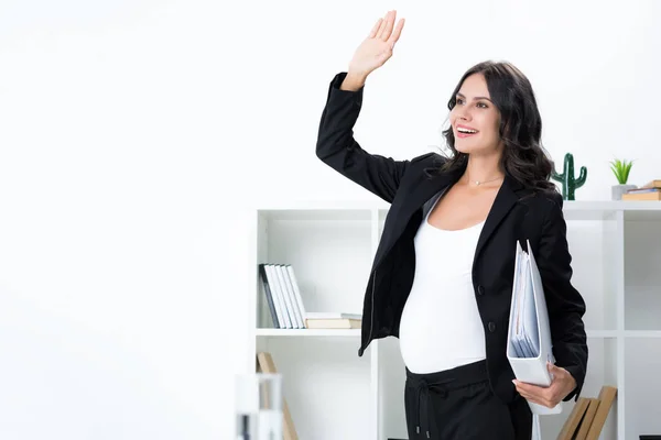 Schwangere Geschäftsfrau winkt ab — Stockfoto