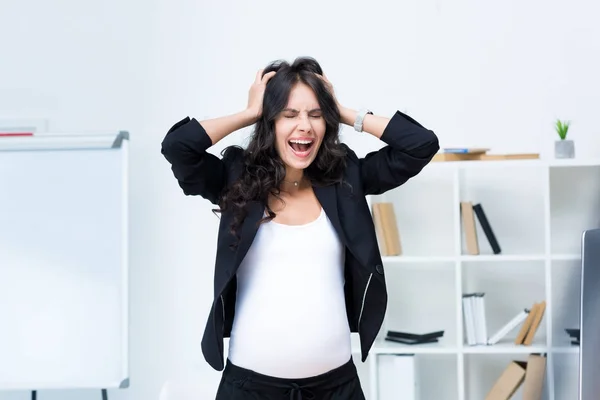 Embarazada mujer de negocios gritando - foto de stock