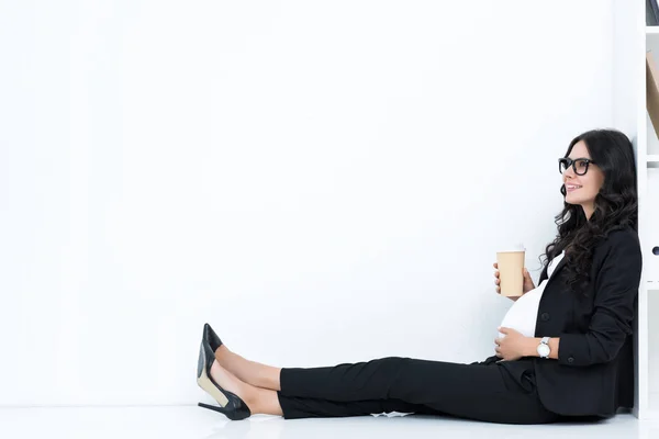 Schwangere Geschäftsfrau trinkt Kaffee — Stockfoto