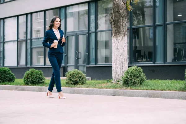 Geschäftsfrau geht zur Arbeit — Stockfoto