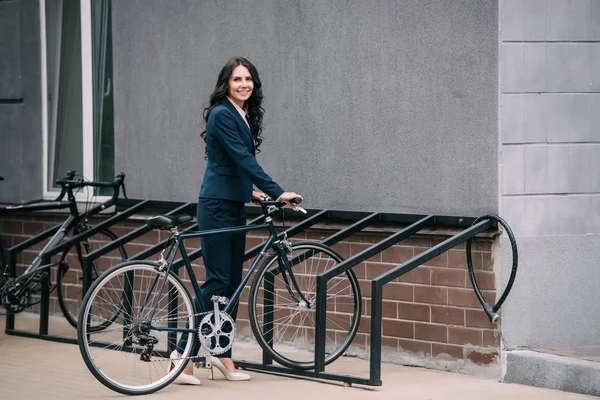 Estacionamiento bicicleta - foto de stock