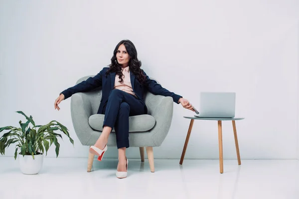Geschäftsfrau entspannt sich im Sessel — Stockfoto