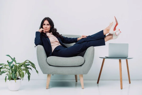 Mujer de negocios relajante en sillón - foto de stock