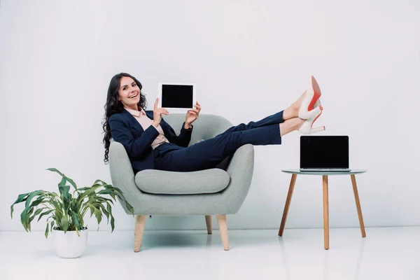 Donna d'affari con tablet seduta in poltrona — Foto stock