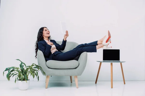 Mujer de negocios riendo usando tableta - foto de stock