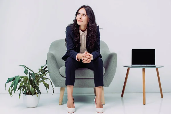 Femme d'affaires assise dans un fauteuil — Photo de stock