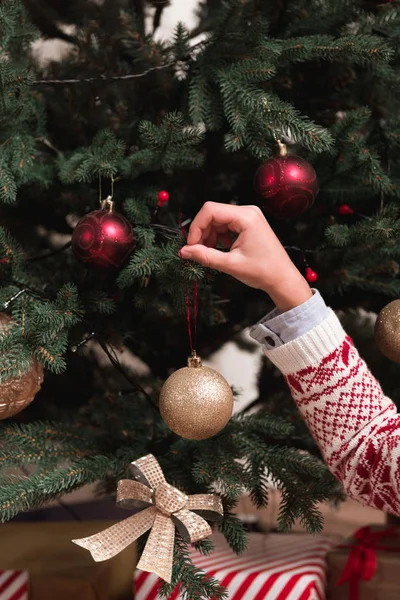 Enfant décorant arbre de Noël — Photo de stock