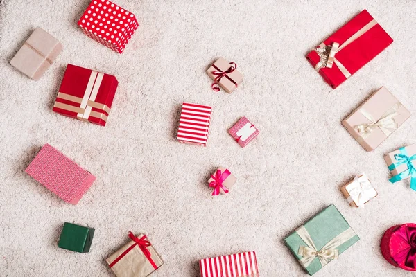 Weihnachtsgeschenke auf dem Boden — Stockfoto