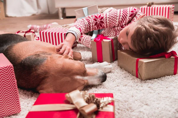 Garçon avec chien beagle et cadeaux de Noël — Photo de stock