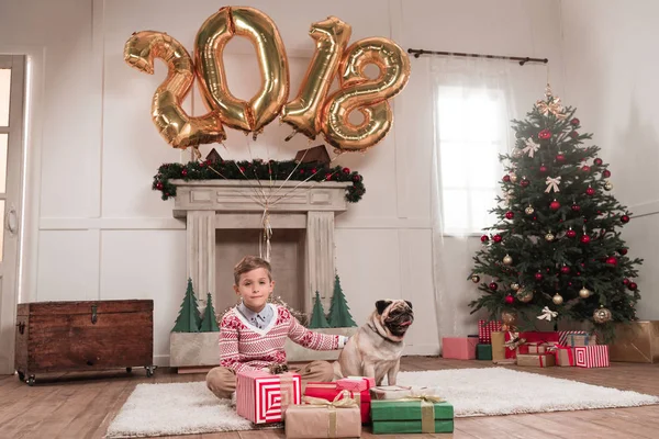 Garçon avec chien à Noël — Photo de stock