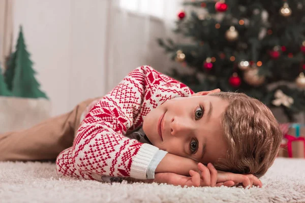 Niño en la habitación decorada de Navidad - foto de stock