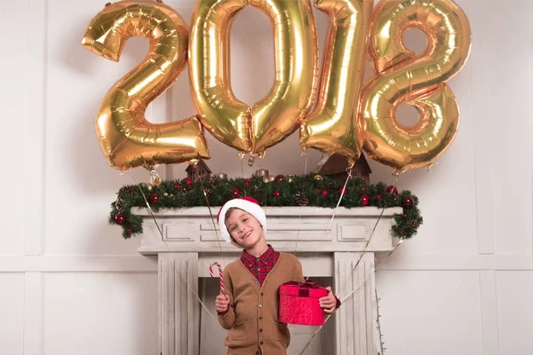 Garçon avec cadeau de Noël — Photo de stock