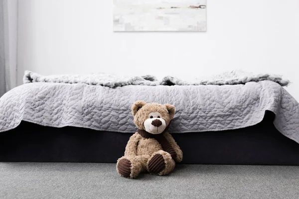 Oso de peluche en el dormitorio - foto de stock