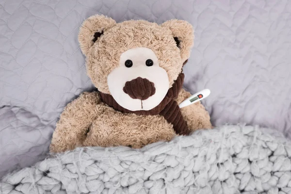 Teddybär mit Thermometer — Stockfoto