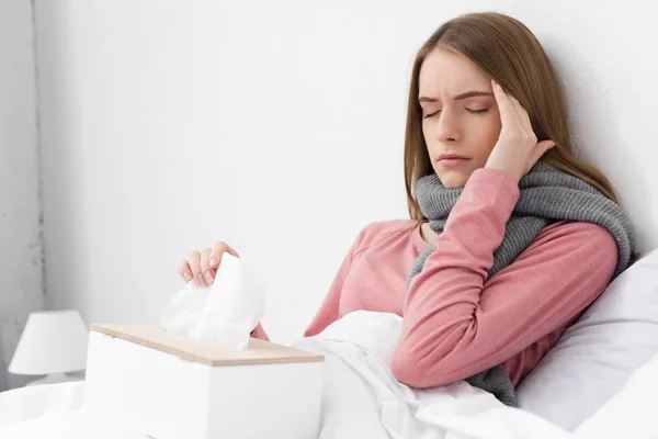 Chica enferma con dolor de cabeza - foto de stock