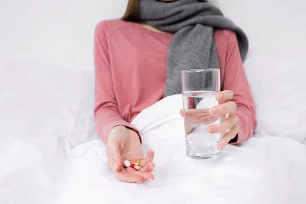 Mujer con agua y pastillas - foto de stock