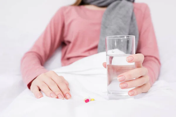 Glass of water and pills — Stock Photo