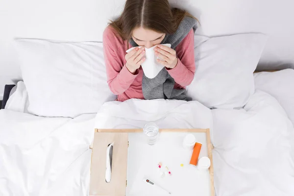 Frau mit Medikamenten auf Tablett — Stockfoto