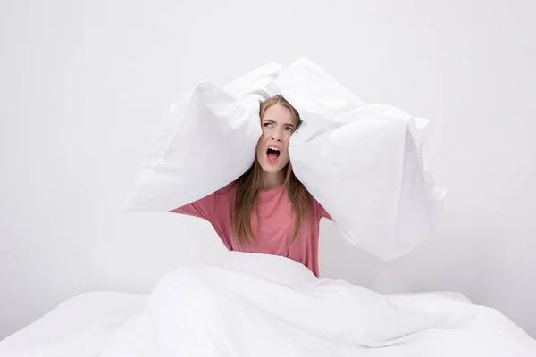 Femme en colère avec insomnie — Photo de stock